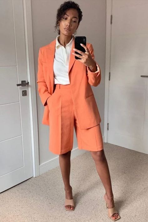 15 Vintage Outfits For That Nostalgic Retro Look 10 Orange Blazer Outfits, Blazer E Short, Orange Outfits, Orange Blazer, Chique Outfits, Orange Outfit, City Shorts, Plain Shorts, Blazer And Shorts