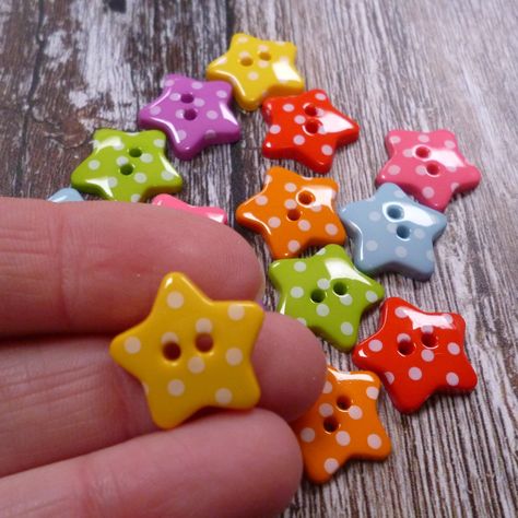 Mixed bags of polka dot star buttons 7 different colours, 2 of each colour each button is 18mmx18mm Things To Do With Buttons, Buttons Aesthetic, Crafts With Buttons, Aesthetic Craft, Clay Buttons, Button Ideas, Cool Buttons, Star Buttons, Different Colours