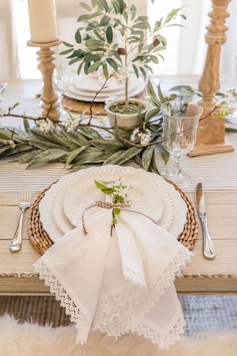 Spring Table Settings: How to Create a Gorgeous Spring Table #springtable #springdecor Spring Table Settings, Tafel Decor, Easter Table Settings, Spring Tablescapes, Table Setting Decor, Thanksgiving Table Settings, Beautiful Table Settings, Table Set Up, Spring Table