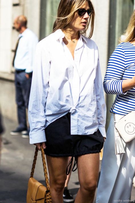 A Fresh Way to Wear Your White Button-Down Shirt for Summer Casual Chique Stijl, Oversized Shirt Outfit, White Shirt Outfits, Oversized White Shirt, Black And White Outfit, Style Casual Chic, Mode Inspo, 가을 패션, White Shirts