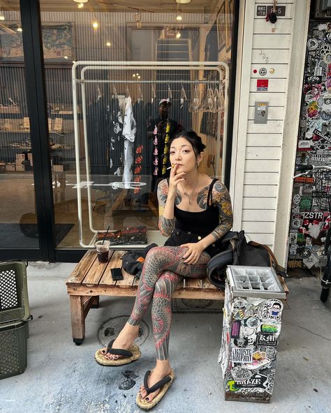 Tatted Mom Aesthetic, Classy Tattooed Women, Asian Girl Tattoo, Tattoo Artist Outfit, Tattoo Boy, Japanese Tattoo Artist, Asian Tattoos, Boy Tattoos, Artist Outfit