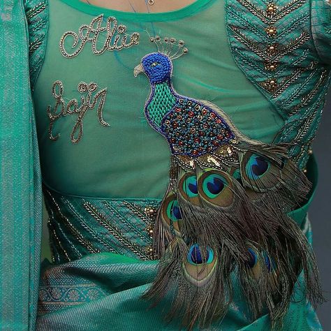 Peacock Suit Design, Peacock Embroidery Designs Blouse Sleeves, 3d Aari Work Blouse, 3d Work Embroidery Blouse, Peacock Design Blouse, Peacock Blouse Designs, Peacock Embroidery Designs, Peacock Jewelry, Aari Blouse