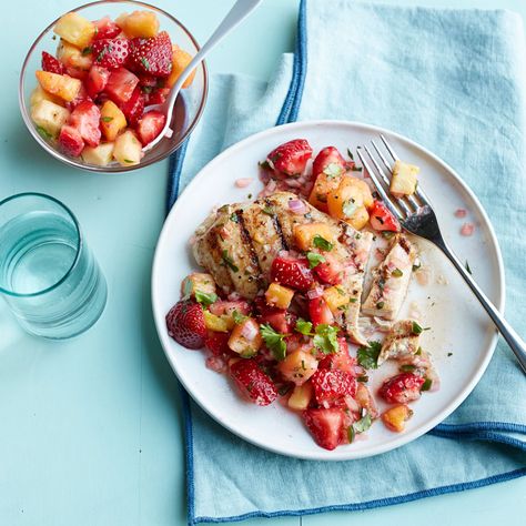 Enjoy a tasty and healthy recipe. Learn how to make Grilled Chicken with Strawberry Chili Salsa. Chili's Salsa Recipe, Weight Watchers Chicken, Fruit Salsa, Gluten Free Chicken, Salsa Recipe, Ww Recipes, Skinless Chicken Breast, Fajitas, Weight Watchers Meals