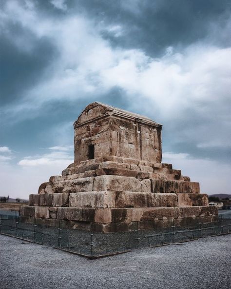 Iranian Historical Places, Pasargad Iran, Iranian History, Ancient Persian Art, King Of Persia, Persian Warrior, Cyrus The Great, Iran Culture, Ancient Drawings