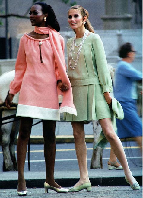 1969 Naomi Sims and Maud Adams, photo by William Helburn Naomi Sims, Maud Adams, 60s Models, Maude Adams, Late 60s Fashion, 1970s Fashion Women, 60s 70s Fashion, Jean Patou, 60s And 70s Fashion