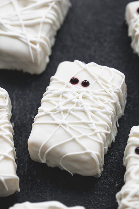 3-ingredient rice krispie treat mummies are the perfect halloween party treat! Biscuits Halloween, Halloween Backen, Halloween Rice Krispie Treats, Postres Halloween, Dessert Halloween, Recetas Halloween, Perfect Halloween Party, Halloween Punch, Spooky Halloween Treats