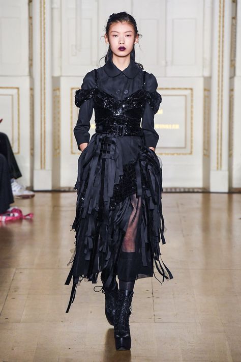 Ropa Upcycling, Fashion Trend Report, Women's Runway Fashion, Yennefer Of Vengerberg, Dark Fashion, Gothic Fashion, London Fashion Week, Alternative Fashion, Look Cool