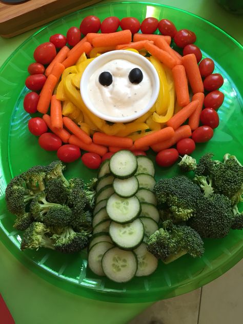 Veggie tray Fire Flower - Super Mario Bros. Flower Power Veggie Tray, Mario Party Veggie Tray, Fire Flower Veggie Tray, Mario Fruit Platter, Super Mario Veggie Tray, Super Mario Brothers Birthday Party Food, Super Mario Appetizers, Flower Veggie Tray Ideas, Super Mario Charcuterie Board