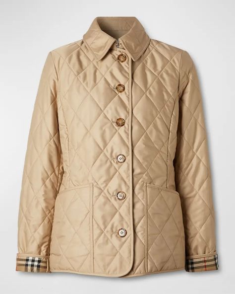 Fichier de style : Dakota Johnson Husband Fashion, Burberry Quilted Jacket, Chic Outerwear, Chic Quilts, Womens Chinos, Fall Fashions, Fantasy Wardrobe, Outer Women, Beige Jacket