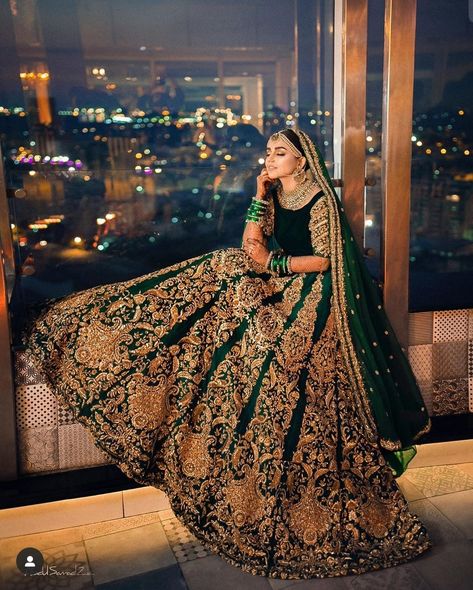 Green Bridal Lehenga, Dark Green Lehenga, Gown Cinderella, शादी की तस्वीरें, Desi Wedding Dresses, Wedding Lehenga Designs, Asian Bridal Dresses, Bridal Lehenga Collection, Dress Corset