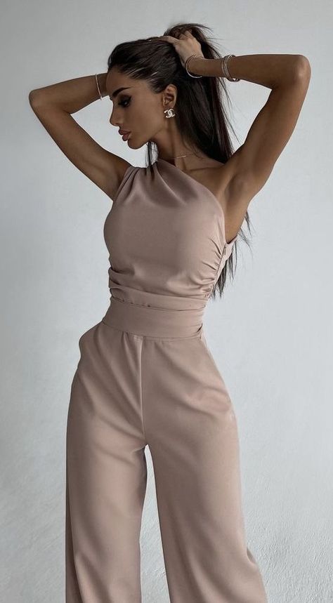 Women Jumpsuit Outfits, Casual Chique Stijl, Outfit Elegantes, Nude Outfits, Classy Jumpsuit, Chique Outfit, Jumpsuit Outfits, Jumpsuit Elegant, Classy Work Outfits