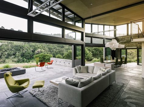 Feldman Architecture designed the Butterfly House, a contemporary solar-powered eco-home that sits lightly on California’s Santa Lucia Preserve landscape. Study Window, Feldman Architecture, Tattoo Modern, Butterfly Roof, Rural House, Butterfly House, Ligne Roset, Indoor Outdoor Living, Large Living Room