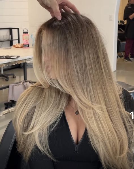 Dark Roots Blonde Hair Balayage, Balyage Long Hair, Balayage Straight Hair, Blonde Hair With Roots, Balayage Long Hair, Beige Blond, Summer Blonde Hair, Brown Hair Inspo, Hair Blond