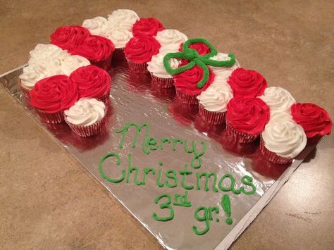 Christmas Cupcake Cake, Pull Apart Cupcake, Cupcakes Design, Pull Apart Cupcake Cake, Pull Apart Cake, Pull Apart Cupcakes, Candy Cane Christmas, Christmas Sweets, Christmas Cupcakes