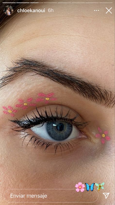 Flower Makeup Looks Easy, Colorful Eyeliner Hooded Eyes, Easter Eyeliner, Birthday Eyeliner, Colour Eyeliner, Funky Makeup, Simple Eyeshadow, Makeup Eyeshadow Palette, Makeup Tutorial Eyeliner