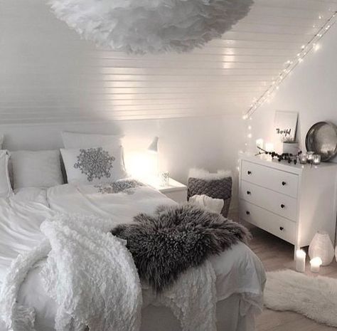 Cozy bedroom; pink bedroom ideas; cozy teen girl bedroom; #bedroomdesigns #bedroomideas Small Appartement, Winter Bedrooms, Teenager Bedroom, Koti Diy, Winter Bedroom, Bedroom Stuff, Zen Bedroom, Loft Bedroom, Teenage Room