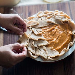 harvest leaf pumpkin pie from White on Rice Couple Maple Apple Pie, Pie Crust Leaves, Pumpkin Pie Crust, Triple Berry Pie, Pecan Pie Crust, Salted Caramel Apple Pie, Pie Crust Designs, Pie Decoration, Caramel Pears