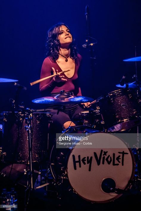 Bands On Stage, Nia Lovelis, Band On Stage, Drums Girl, Band Performance, Female Drummer, Band Performing, Band Au, Hey Violet