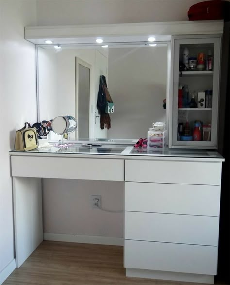 Ikea Vanity Table, Vanity Makeup Rooms, Mirrors Diy, Diy Vanity Mirror, Penyimpanan Makeup, Dressing Table Design, Makeup Room Decor, Mirror Ideas, Vanity Mirrors