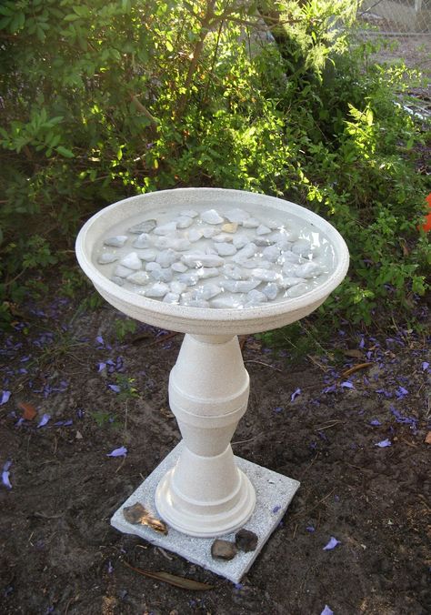 Terra Cotta Bird Bath, Birdbath Garden, Mosaic Birdbath, Clay Pot Projects, Diy Bird Bath, Terra Cotta Pot Crafts, Bird Bath Garden, Bird Baths, Diy Birds