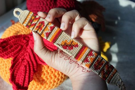 fall autumn leafs colors bracelet vibe bright color friendship-bracelets Fall Alpha Bracelet, Autumn Bracelet Pattern, Autumn Friendship Bracelet, Autumn Bracelet Ideas, Halloween Friendship Bracelet Patterns, Fall Bracelet Patterns, Halloween Bracelet Patterns, Fall Friendship Bracelets, Halloween Friendship Bracelet