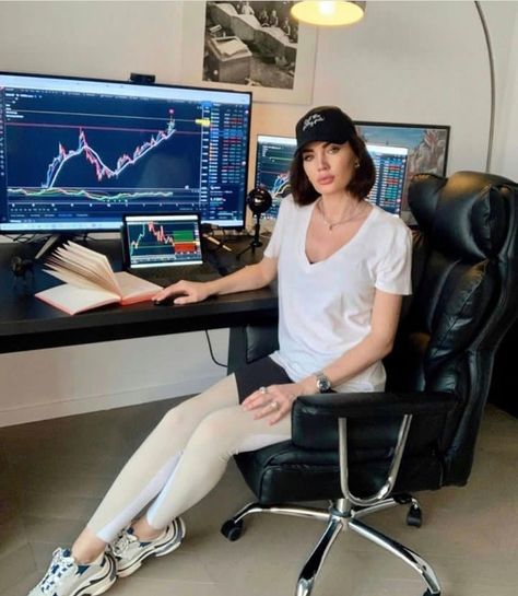 Money Buys Happiness, Forex Trading Strategies Videos, Trading Stocks, Home Studio Setup, Forex Currency, Business Woman Successful, Automated Trading, Life Vision Board, Girl Code