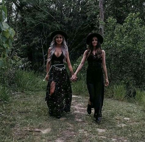 Witchy Outfits, Witch Photos, Friendship Photoshoot, Halloween Photography, Creation Photo, Shotting Photo, Best Friend Photoshoot, Witch Fashion, Bff Photoshoot