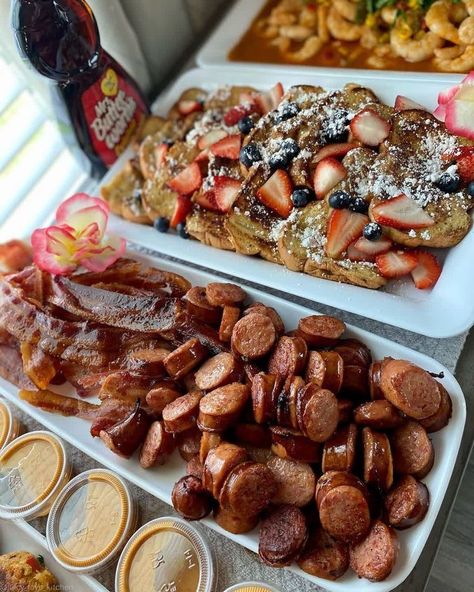 Brunch Gathering Ideas, Fall Brunch Table Decor, Large Brunch Buffet, Brunch Catering Ideas Food Bars, Breakfast Brunch Party Ideas, Wedding Farewell Brunch, Mother’s Day Brunch Ideas At Home, Brunch Food List, Breakfast Buffet Ideas Food Stations