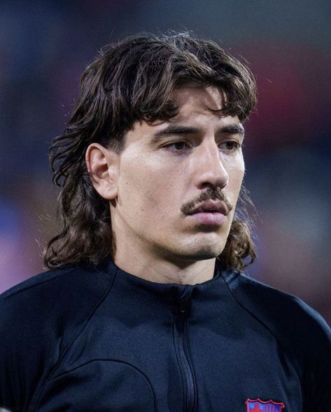 Bellerin Haircut, Mens Haircuts Thick Hair, Modern Mullet Haircut, Hector Bellerin, Guy Haircuts Long, Rapper Outfits, Mullet Haircut, Modern Mullet, Haircut Curly