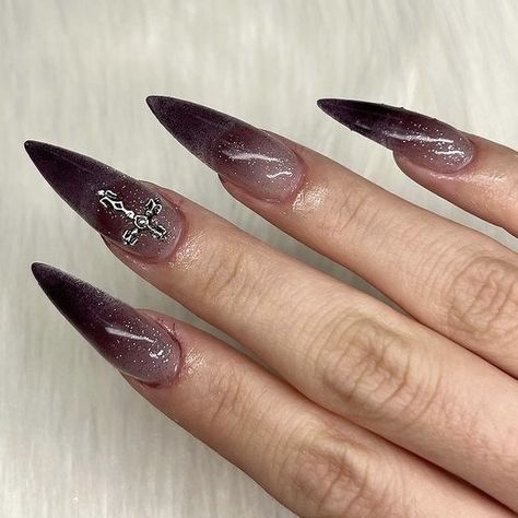 Nail Designs Alt, Vamp Nails Aesthetic, Natural Vampire Nails, Vampire Aura Nails, Dark Coquette Nails, Goth Nails Acrylic, Vampire Claws Nails, Stilleto Alt Nails, Vampy Nails