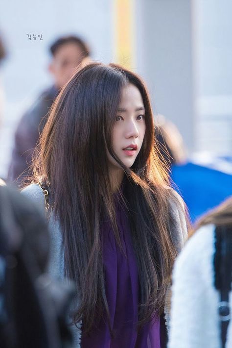 10+ Times BLACKPINK's Jisoo Looked Like She Stepped Out Of A K-Drama Scene At The Airport - Koreaboo Blackpink And Bts, Jennie Lisa, Kim Jisoo, Blackpink Photos, Blackpink Fashion, Blackpink Jisoo, Korean Singer, Korean Girl, South Korean Girls