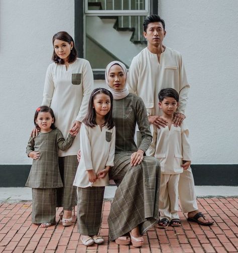 Adorable Kids' Hari Raya Outfits for 2019 - Makchic Hari Raya Outfit Ideas, Eid Family Outfit, Raya Family Photoshoot, Family Fashion Photoshoot, Hari Raya Photoshoot, Raya Photoshoot Ideas, Raya Pose Ideas, Eid Fitri Outfit, Ootd Hari Raya