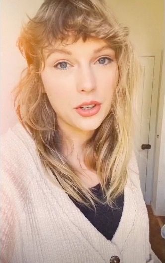 Taylor Swift has a curly fringe and we can't stop staring - CosmopolitanUK Curly Fringe, Curly Bangs, Estilo Taylor Swift, Swift Photo, Taylor Swift Videos, Taylor Swift Album, Taylor Swift Wallpaper, Long Live Taylor Swift, Taylor Swift Fan