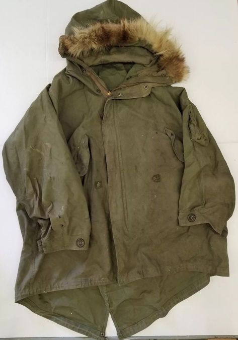 Winter Uniform, Mountain Winter, Military Jackets, Mountain Gear, Jackets Vintage, Man Working, Camo Patterns, Military Surplus, Paint Stains