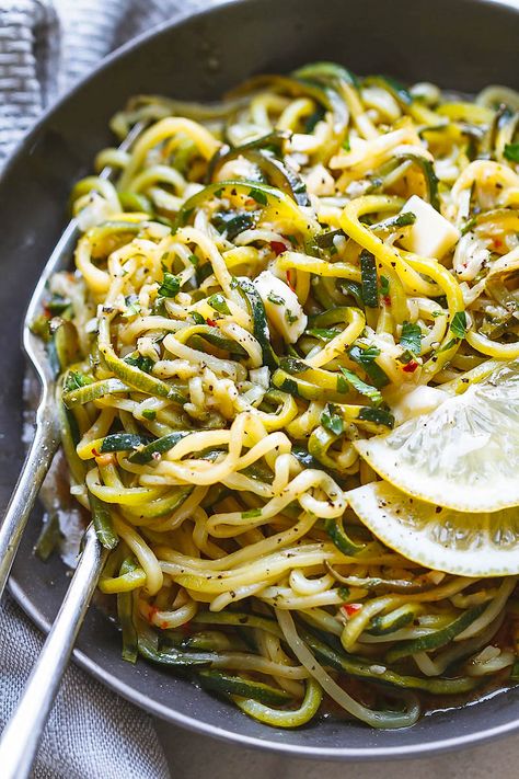 Garlic Butter Zucchini, Butter Zucchini, Cook Zucchini Noodles, Zucchini Carbonara, Zucchini Noodle Recipes, Paprika Sauce, Zoodle Recipes, Soup Appetizers, Veggie Noodles