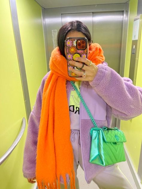 Colorful Winter Outfits 2023, Pop Color Aesthetic, Winter Dopamine Dressing, Colorful Clothing Style, Colourful Winter Fashion, Dopamine Fashion Aesthetic, Dopamine Dressing Winter, Fall Colorful Outfits, Colorful Fall Fashion