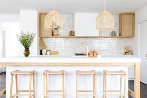 Hamptons Kitchen Splashback, White Kitchen Interior Design, White Kitchen Interior, White Kitchen Splashback, Hamptons Kitchen, Kitchen Splashback Tiles, Scandi Kitchen, Decoration Beton, Splashback Tiles