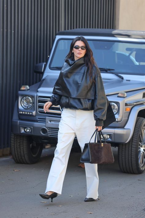 Looks Like Kendall Jenner Couldn’t Wait to Shop Phoebe Philo Either Minimalist Chic Fashion, Kendall Jenner Outfits Casual, Kendall Jenner Street Style, Outerwear Trends, Kendall Style, Tailoring Jeans, Coat Trends, Phoebe Philo, Kendall Jenner Outfits