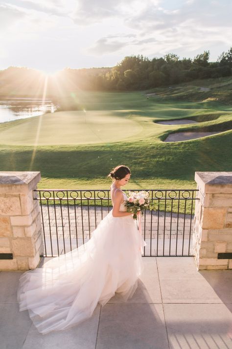 Golf Wedding Photos, Golf Prewedding, Wedding Party Pics, Party Photography Ideas, Rhythm Photography, Golf Course Wedding Photos, Golf Wedding Theme, Photo Ideas For Wedding, Soft Sunset