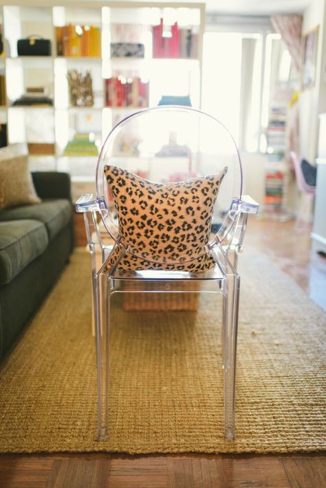 York Avenue: How to Buy a Ghost Chair Magpie Nest, Studio Decorating, Deco Pillows, Chic Living Room Design, Louis Ghost Chair, Tour Photography, Leopard Pillow, Leopard Pillows, Acrylic Chair