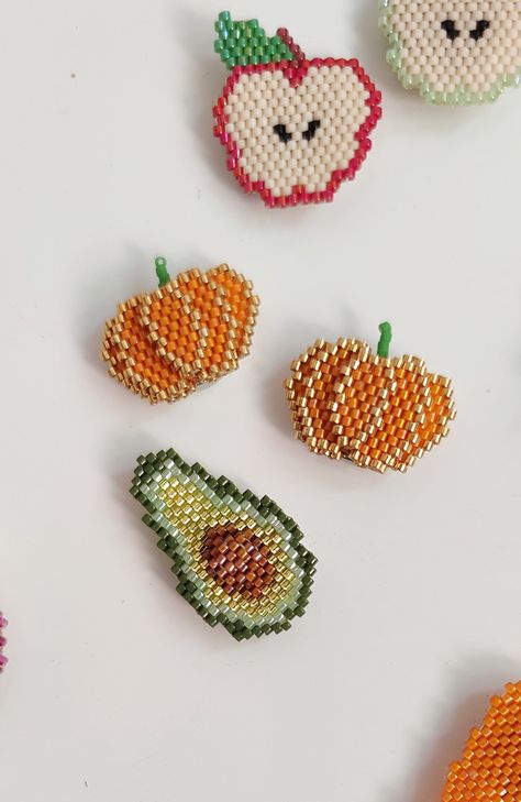 DIY Embossed pumpkin magnet Miyuki Delicas 11/0 brick stitck weaving Beaded Fruit, Miyuki Beads Pattern, Bracelet Miyuki, Jewerly Beads, Brick Stitch Earrings, Brick Stitch Pattern, Seed Beading, Beaded Jewelry Designs, Beaded Crafts