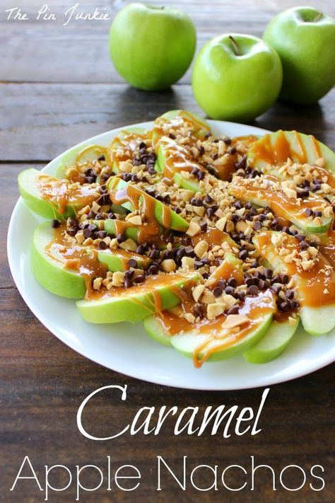 Caramel Apple Nachos  -  easy to make and totally irresistible! Tart apples topped with caramel, chocolate chips, and nuts. Sure to be your new fall favorite dessert! Nachos Dessert, Caramel Apple Nachos, Apple Nachos Recipe, Dessert Nachos, Apple Nachos, Caramel Apples Recipe, Caramel Apples Easy, Diy Easy Recipes, Nachos Recipe