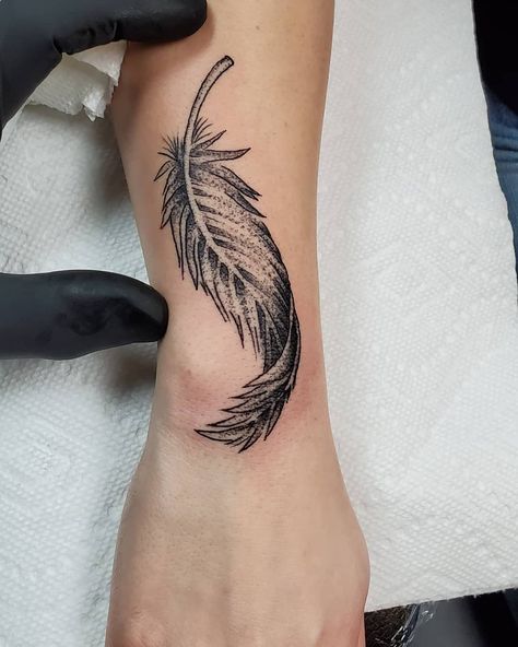 20 Dreamy Feather Tattoo Ideas & Inspiration - Brighter Craft Tattoo Feathers, Feather Tattoo Placement, White Feather Tattoos, Jade Tattoo, Feather Tattoo For Men, Feather Tattoo Black, Small Feather Tattoo, Tattoos Feather, Feather Tattoo Meaning