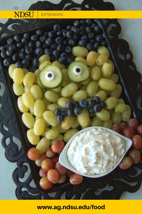 This Frankenstein Fruit Tray is super simple to create for Halloween and will have your guests shrieking with delight! Pair with one of our delicious fruit dips. Halloween Fruit Pizza, Halloween Fruit Tray, Halloween Veggie Tray, Dessert Dip, Halloween Breakfast, Halloween Fruit, Easy Halloween Party, Fun Halloween Food, Amazing Food Decoration