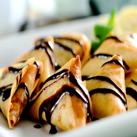 Homemade Samosa with Chocolate Filling Chocolate Filling Recipe, Samosa Recipes, Making Ghee, Samosa Recipe, Cooking Homemade, Fusion Food, Appetizer Salads, Chocolate Filling, Indian Snacks