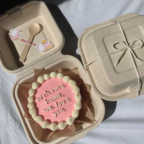 Hannah’s Cakess on Instagram: “welcome home 🤍 • • • #lunchboxcake #bentocake #koreancake #minimalistcake” Welcome Back Cake Ideas, Welcome Back Home Cake, Welcome Cake Ideas, Welcome Home Cake Ideas, Lunch Box Cake Recipe, Welcome Back Cake, Home Sweet Home Cake, Welcome Cake, Box Cake Recipe