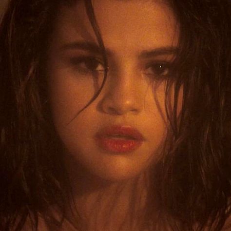 Selena Gomez Hairspray Hairstyles, Selena Gomez Kiss, Selena Gomez Music Videos, Cheer Friends, Shape Aesthetic, Selena Gomez Music, Justin Bieber And Selena, Selena Gomez Outfits, Selena Gomez Pictures