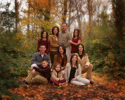 Large Family Pictures, Large Family Photography, Large Family Portraits, Large Family Poses, Tattoos Celebrities, Animals Quotes, Family Photo Colors, Big Family Photos, Extended Family Photos