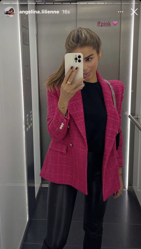 Pink Wool Blazer Outfit, Hot Pink Tweed Blazer Outfit, Pink Blazer Outfit Winter, Congress Outfit Woman, Pink Tweed Blazer Outfit, Istanbul Outfits, Couple Chic, Tweed Blazer Outfit, Pink Jacket Outfit