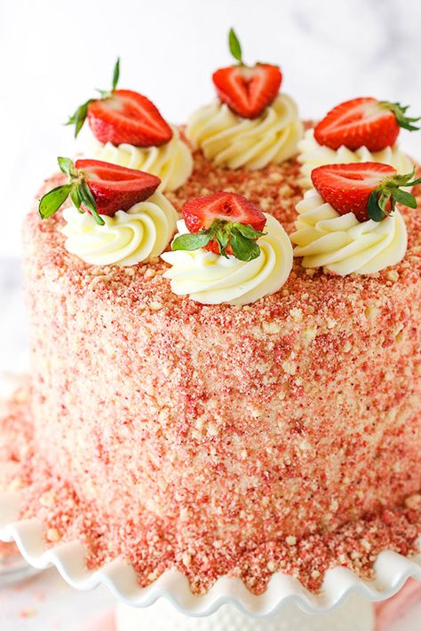 Strawberry Cake Designs, Vanilla And Strawberry Cake, Strawberry Cake Design, Best Strawberry Cake, Strawberry Crunch Cake, Crunch Cake, Smooth Cake, Freeze Dried Strawberries, Dried Strawberries